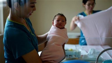 Tỉ lệ sinh của Trung Quốc đang thấp lịch sử, ở mức 6,39 ca sinh trên 1.000 người năm 2023. Ảnh: Unsplash