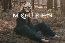 Thời trang - Chiến dịch mới của Alexander McQueen lại lăng xê biểu tượng đầu lâu huyền thoại