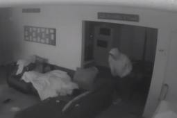 Phi thường - kỳ quặc - Người mẹ sốc nặng khi thấy căn nhà có trộm "ghé thăm"