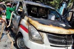 Tin tức trong ngày - Xe cấp cứu cháy khi đang chở bệnh nhân