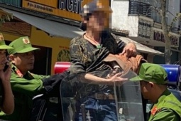 Pháp luật - Trung tá Công an tước dao trên tay đối tượng “ngáo đá” đòi tự sát