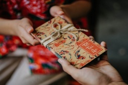 Bạn trẻ - Cuộc sống - Mới học lớp 3, bé gái nhận được lì xì tiền tỷ mang đi đầu tư 