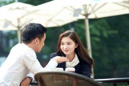 Làm bạn gái giả dịp Tết, cô gái trẻ kiếm bộn tiền