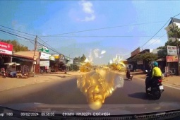 Xe máy - Xe đạp - Clip: Xe máy sang đường bất cẩn, ô tô suýt tai bay vạ gió