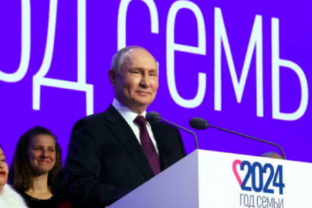 Tổng thống Putin thôi thúc người dân sinh con vì sự sống còn của dân tộc
