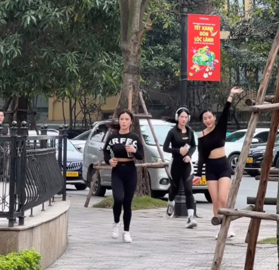 Nhóm 3 cô gái mặc đồ gym tập squat, chạy bộ trên phố gây chú ý - 1