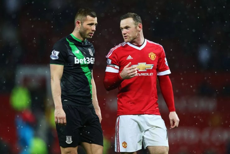 Phil Bardsley (bóng đá, trái) từng so găng và đấm Rooney trong phòng ăn năm 2015, đây là cơ hội để cựu tiền đạo Man Utd "tính sổ"