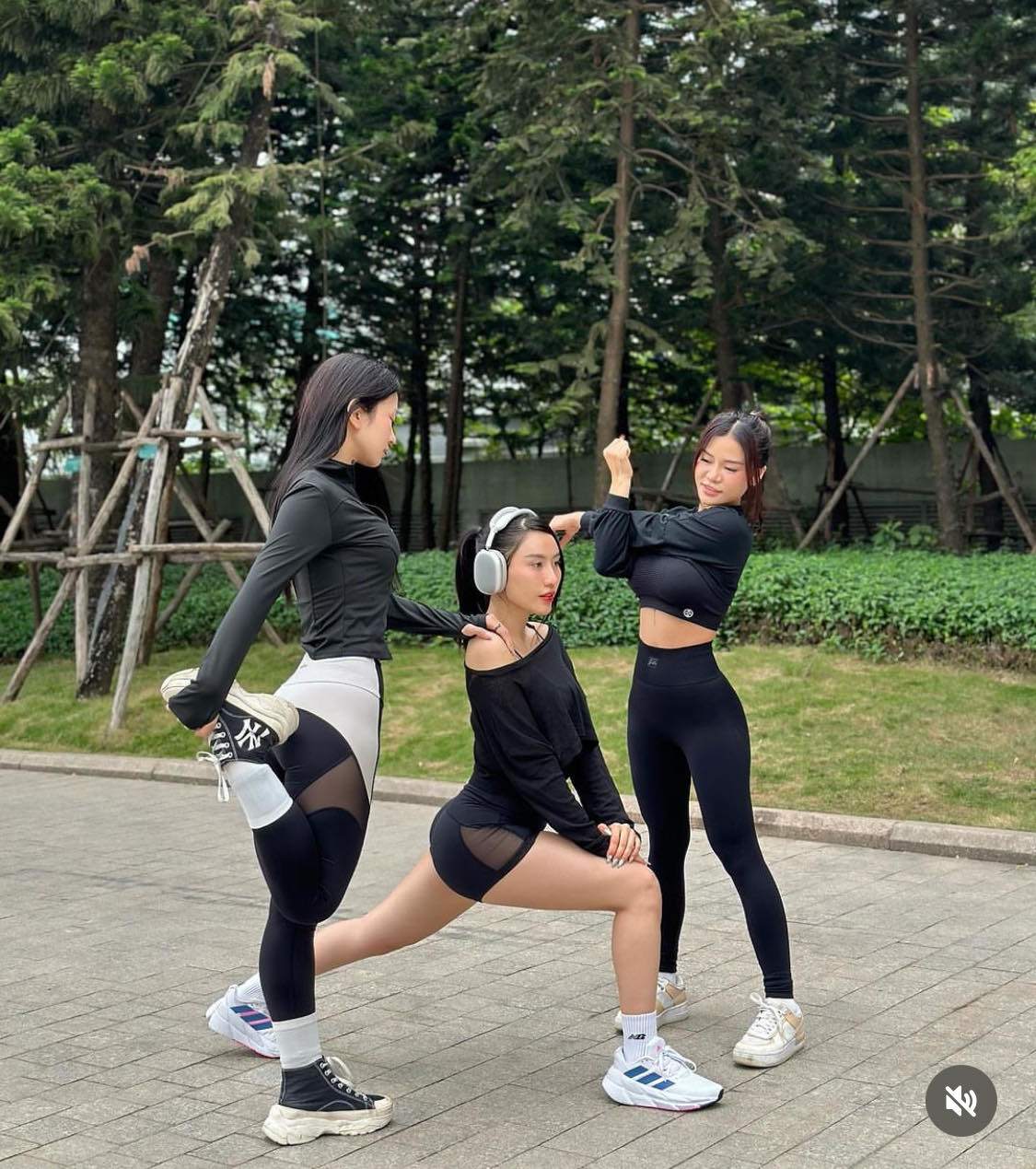Nhóm 3 cô gái mặc đồ gym tập squat, chạy bộ trên phố gây chú ý - 4