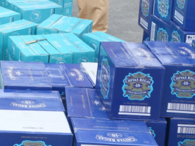 Pháp luật - Ai là chủ 238 thùng rượu ngoại liên hệ ngay với cảnh sát