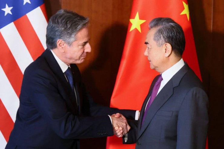 Ngoại trưởng Mỹ Antony Blinken (bên trái) và Bộ trưởng Ngoại giao Trung Quốc Vương Nghị hội đàm bên lề Hội nghị An ninh Munich (Đức) hôm 16-2. Ảnh: AFP