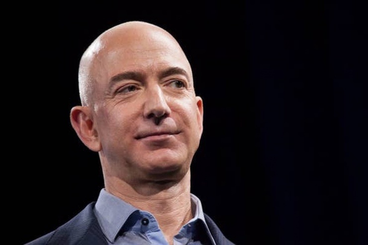 Ước tính, Jeff Bezos kiếm được 3.715 USD mỗi giây, gấp 3 lần rưỡi so với mức lương trung bình hàng tuần của hầu hết người Mỹ (984 USD mỗi tuần).