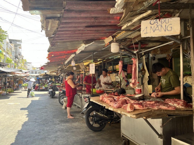 Chợ truyền thống vắng khách sau Tết. Ảnh: TÚ UYÊN