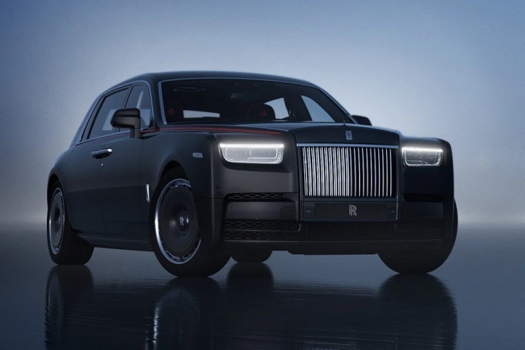 Rolls-Royce là thương hiệu "nổ phát súng đầu tiên" trong việc sản xuất những mẫu xe đặc biệt dành riêng cho năm Giáp Thìn 2024. Bộ sưu tập này có tên gọi "Year of the Dragon", bao gồm một chiếc Cullinan và 3 chiếc Phantom EWB.