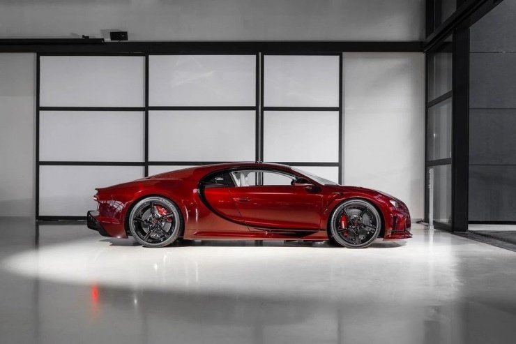 Đến năm 2024, Bugatti tung ra chiếc Chiron Super Sport Red Dragon, thuộc sở hữu của chủ tịch tập đoàn Toro, vốn là nhà sưu tập xe và tay đua của đội đua Toro Racing.
