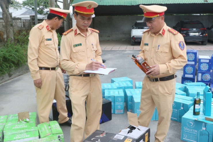 CSGT, Công an tỉnh Hà Tĩnh kiểm tra, thu giữ rượu trên xe tải 43H-027.79.