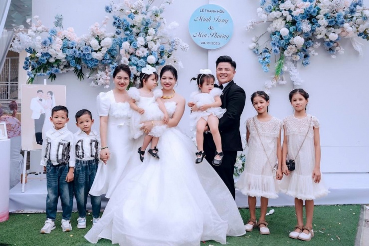 Ảnh chụp tại đám cưới hôm 8/10/2023 của chị Đặng Thị Phương. Trong ảnh có tới 4 cặp song sinh của gia đình.