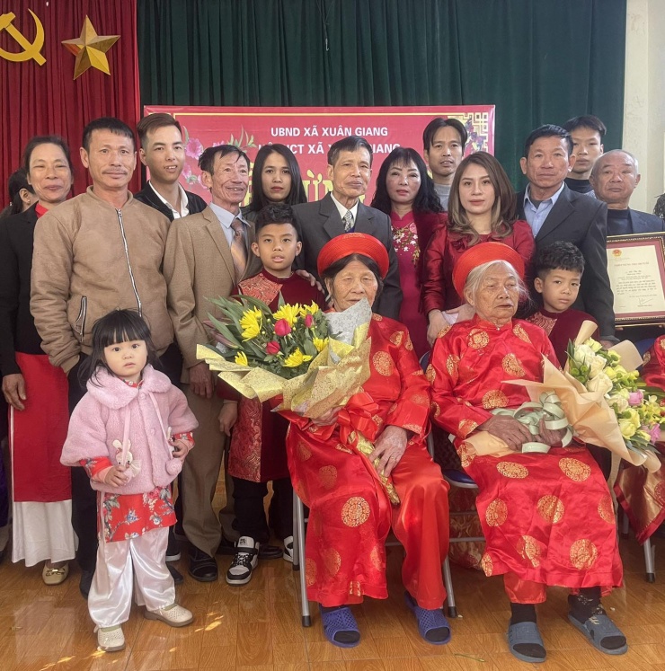 Cụ Nguyễn Thị Chắt (mặc áo dài đỏ, bên phải ảnh) trong lễ mừng thọ 100 tuổi vào năm 2023. Hiện cụ 101 tuổi.