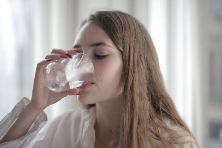 Ngay khi thức dậy, bạn nên uống ít nhất 650ml (3 cốc) nước. Ảnh: Pexels