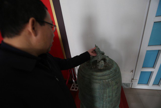 Ông Trần Phi Công, Phó Giám đốc Bảo tàng tỉnh Hà Tĩnh, cho biết chuông chùa Rối được một số người dân phát hiện năm 1989, trên khu đất trước đây là ngôi chùa Rối (hiện đã thành phế tích) tại xã Cẩm Thịnh, huyện Cẩm Xuyên, tỉnh Hà Tĩnh.
