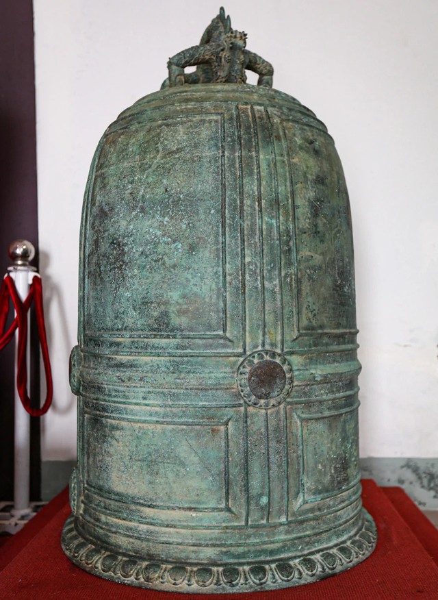 Ông Công thông tin thêm, chuông bao gồm phần quai và thân, nặng hơn 200kg. Kích thước chuông cao 115cm (tính từ miệng chuông đến quai chuông), đường kính miệng 65cm.