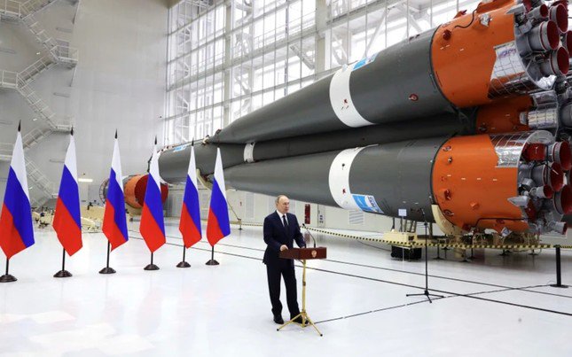 Nga và Mỹ đang quyết liệt chạy đua vũ khí cả trong không gian. (Ảnh: AP)