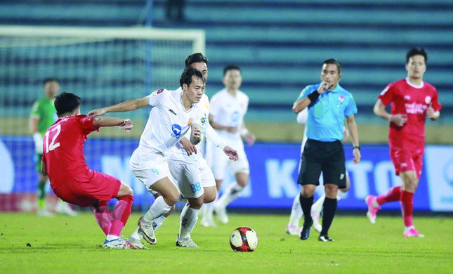 Nam Định đang gây bất ngờ với vị trí dẫn đầu V-League sau 8 vòng đấu Ảnh: Anh Tú
