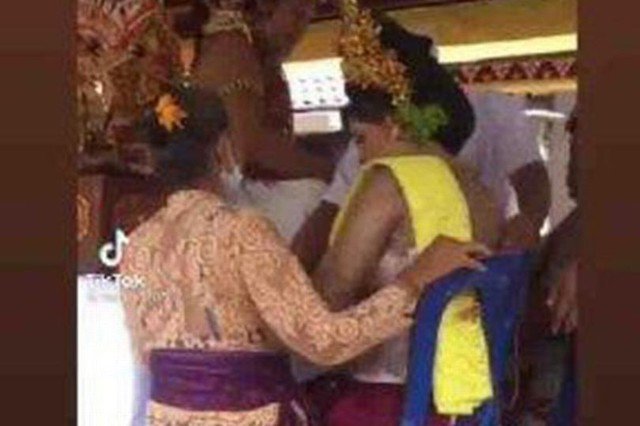Melina (khăn vàng) là cô dâu trong hôn lễ đặc biệt ở Bali, Indonesia. Ảnh: Coconut