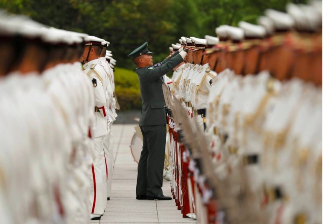 Đội danh dự của Nhật Bản chuẩn bị trước khi làm lễ. (Ảnh: Reuters)