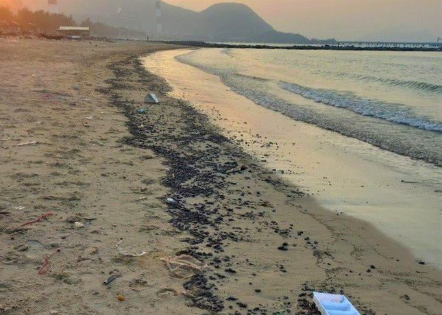 Lượng lớn dầu vón cục dạt vào bờ biển xã Kỳ Lợi.