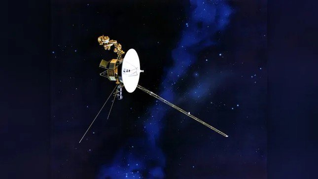 Minh họa về tàu vũ trụ Voyager của NASA với ăng-ten của nó hướng về Trái đất. (Ảnh: NASA / JPL)