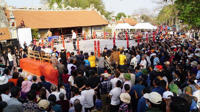 Trong 3 ngày (mùng 6-7-8 Tết), tại đình làng Vĩnh Khê, xã An Đồng, huyện An Dương (TP Hải Phòng) diễn ra lễ hội vật cổ truyền thu hút 150 đô vật đến từ nhiều tỉnh thành và hàng nghìn người dân địa phương tới cổ vũ, vui xuân trẩy hội đầu năm.