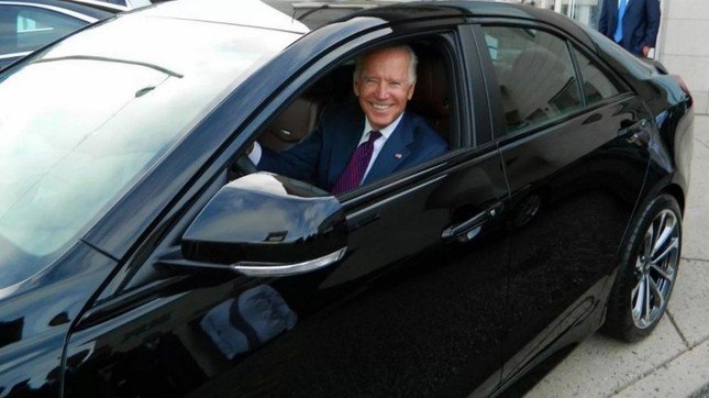 Tổng thống Mỹ Joe Biden trên chiếc Cadillac ATS-V.
