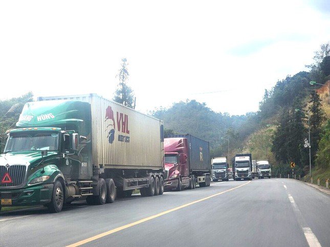 Xe chở nông sản đang tấp nập đổ về các cửa khẩu phía Bắc để xuất sang Trung Quốc