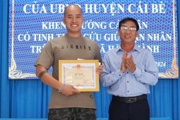 Khen thưởng người cứu bé 3 tuổi bị ném xuống kênh