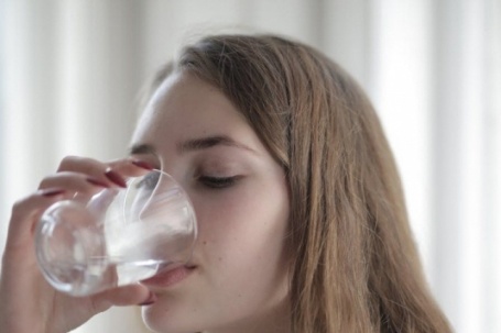 Nên uống bao nhiêu nước sau khi thức dậy vào buổi sáng?