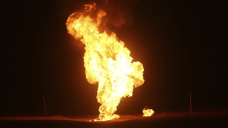 Lửa bốc lên sau khi đường ống khí đốt của Iran phát nổ hôm 14/2.
