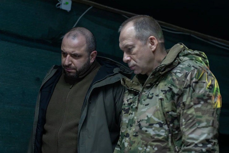 Tổng Tư lệnh Ukraine Aleksandr Syrsky (phải) gần đây có chuyến thăm tiền tuyến gần Avdiivka cùng Bộ trưởng Quốc phòng Rustem Umerov.