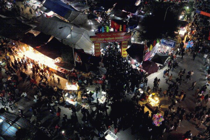 Biển người ùn ùn kéo về chợ Viềng 'mua may, bán rủi' đầu Xuân