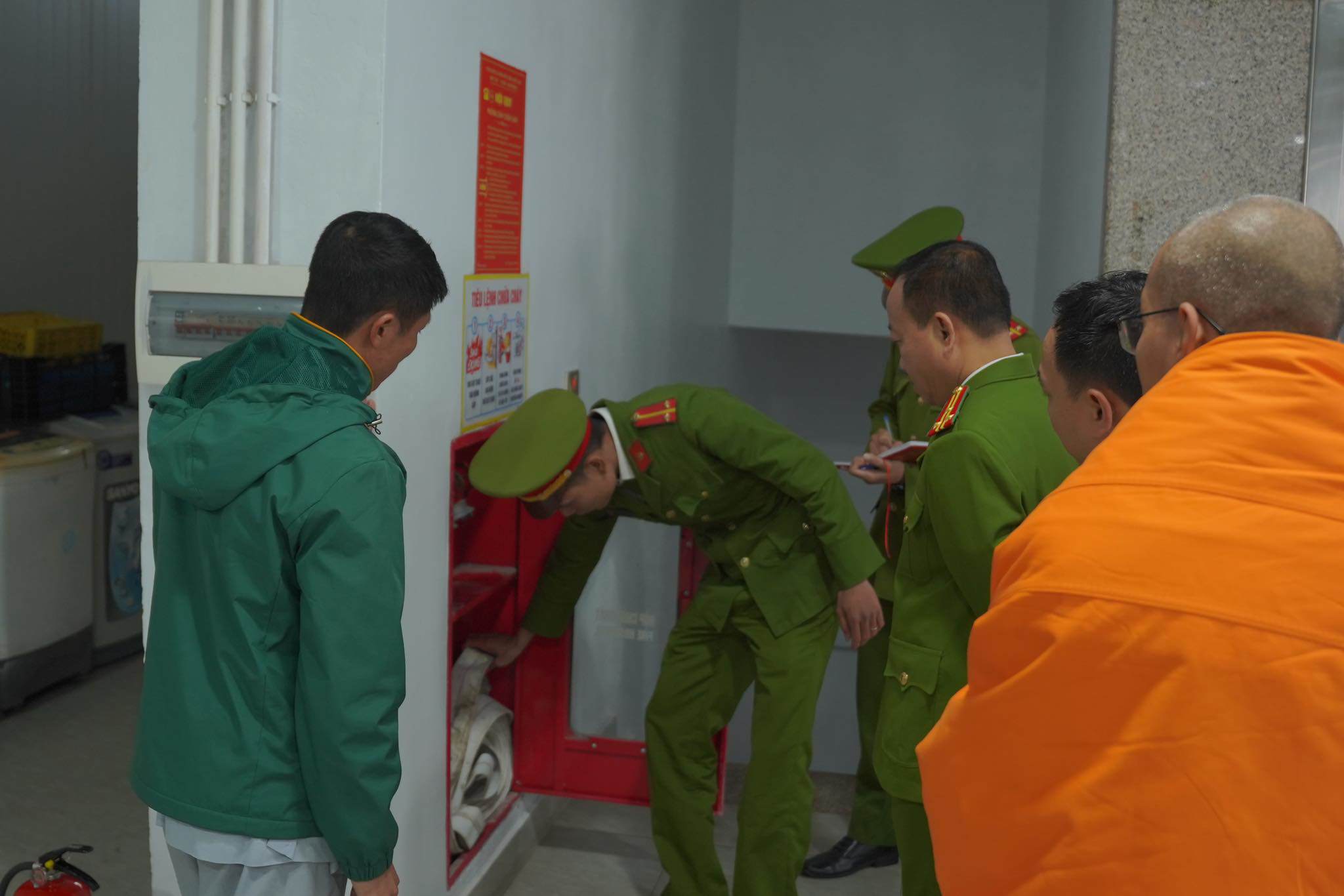 Lực lượng chức năng kiểm tra các thiết bị phòng cháy chữa cháy tại chùa Ba Vàng