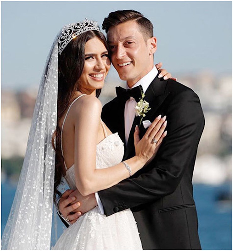 Hiện tại, sau khi giải nghệ, Ozil đang tận hưởng cuộc sống hôn nhân viên mãn bên cô vợ Hoa hậu Thổ Nhĩ Kỳ 2014 - Amine Gulse.&nbsp;