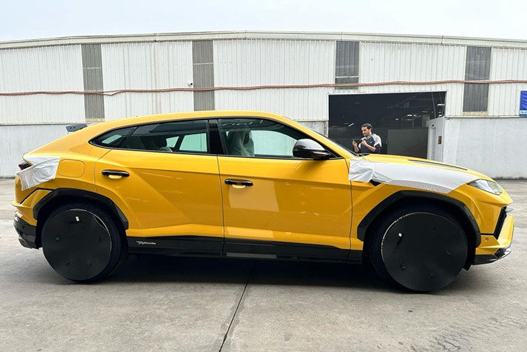 Doanh nhân Nguyễn Quốc Vũ tặng vợ siêu SUV Lamborghini Urus Performante