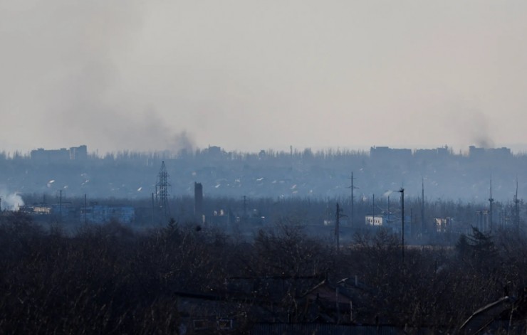 Khói bốc lên trên một khu vực ở TP Avdiivka hôm 15-2. Ảnh: REUTERS