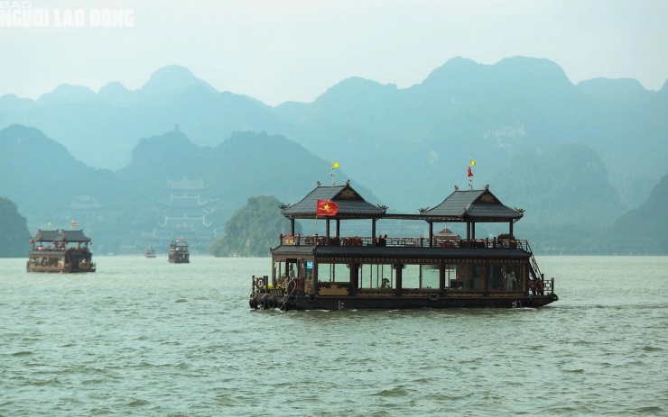 Thuyền chở khách du lịch tham quan trên hồ Tam Chúc