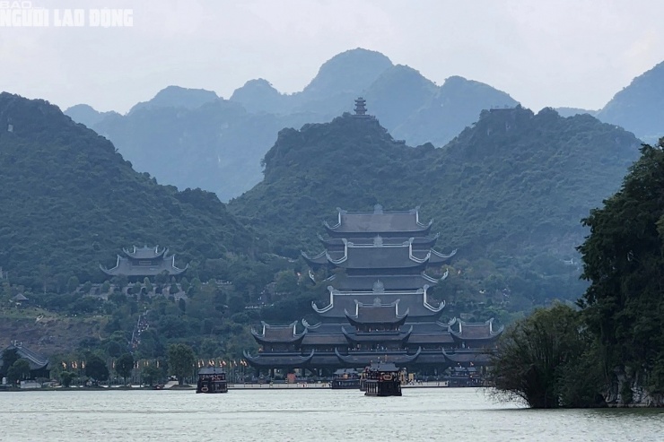 Khu quần thể chùa Tam Chúc nhìn từ hồ Tam Chúc