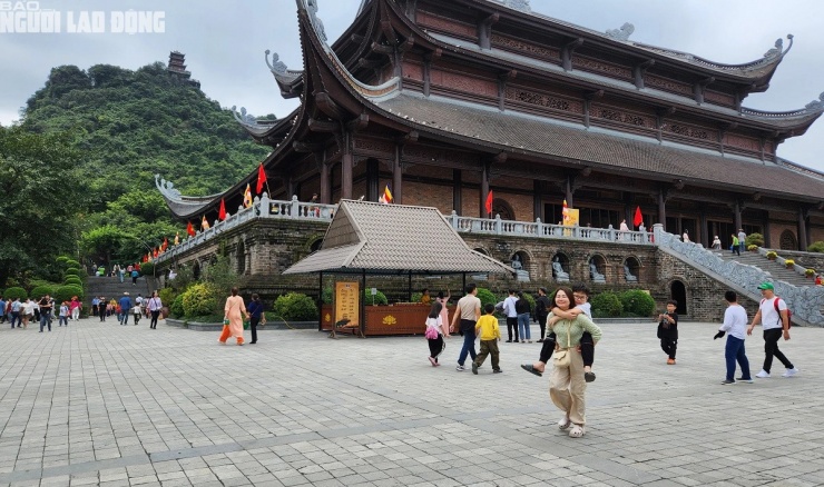 Khách du lịch thong dong trong ngôi chùa lớn nhất Việt Nam chiều 17-2