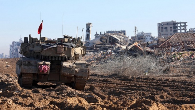 Xe tăng Israel xuất hiện gần một khu nhà đổ nát ở Dải Gaza.Ảnh: GettyImages