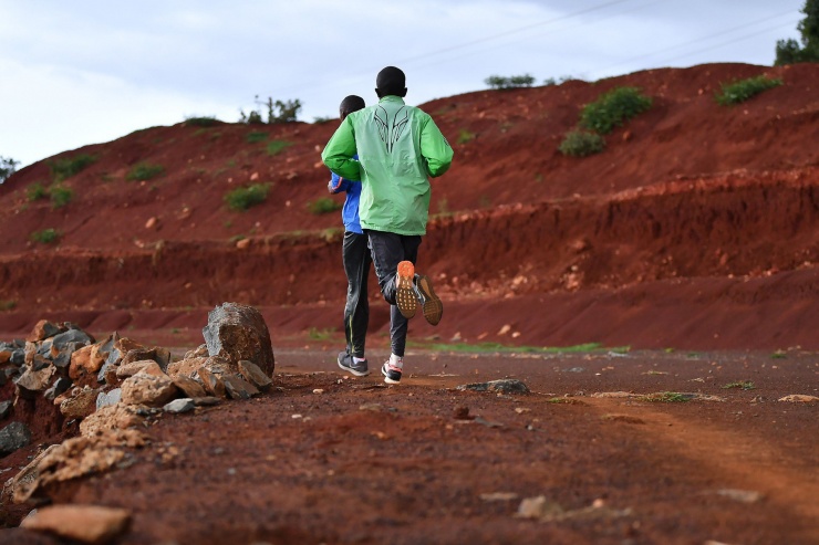 Để thoát nghèo, người Kenya chạy mỗi ngày trên con đường lổn nhổn sỏi đá. (Ảnh: Inside Hook)