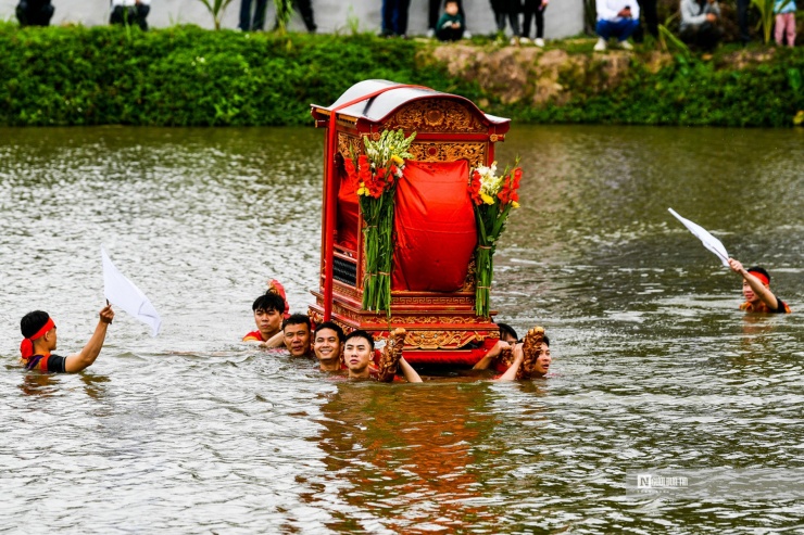 Người xưa có câu "Rước kiệu mùng chín tháng Giêng/Kiệu quay sông nước ngả nghiêng đất trời" để nhắc về lễ hội chùa Phượng Vũ. Điểm nhấn của lễ hội là màn rước kiệu. Kiệu Song Loan, Long Đình và kiệu lễ sẽ lần lượt được rước qua sông, ao, miếu...