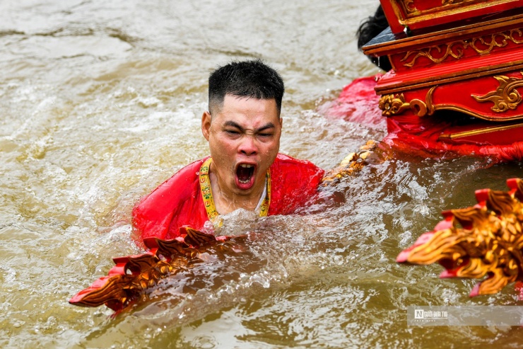 Mỗi kiệu có đoàn phù giá (người khênh kiệu) gồm 8 người. Đây là trai tráng trong làng từ 18 tuổi trở lên, không phân biệt thanh niên độc thân hay đàn ông đã lập gia đình. Họ phải đăng ký từ nhiều tháng trước và được bốc thăm theo kiểu 