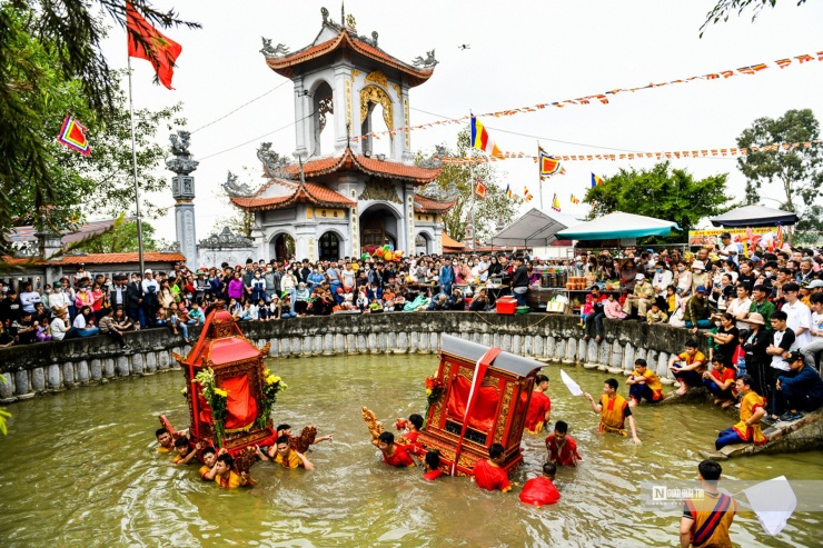 Trong quá trình làm lễ tại chùa, đoàn rước tiếp tục lội xuống giếng trước sân chùa rồi mới hoàn thành các thủ tục của ngày hội.